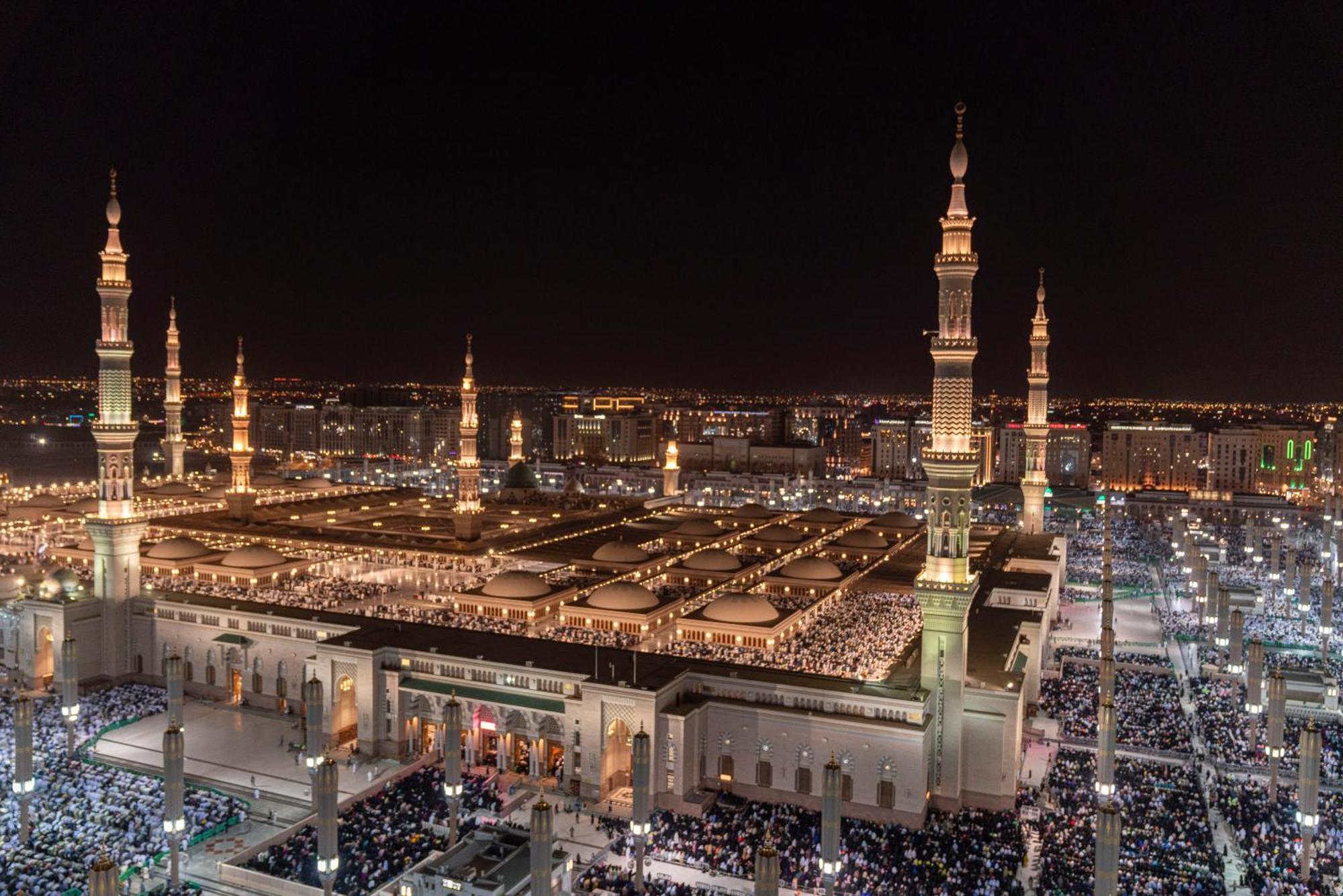Готель Intercontinental Dar Al Iman Madinah By Ihg Medina Екстер'єр фото The photo shows a panoramic view of a large mosque complex illuminated at night. It features tall minarets with lights, a vast courtyard filled with people, and a beautifully lit architectural design. The overall ambiance suggests a significant space